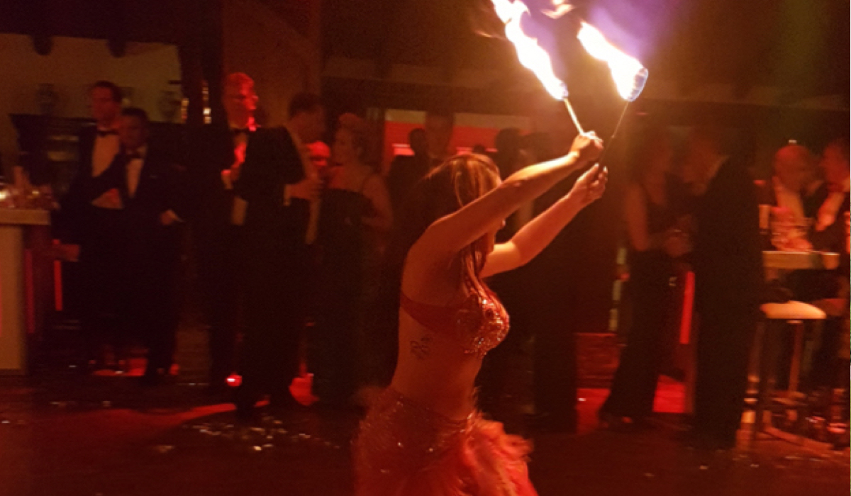 Buikdanseresen show voor een bruiloft receptie